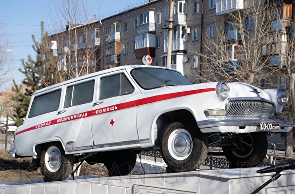 Памятник машине скорой помощи установили у старейшей больницы Курганской области