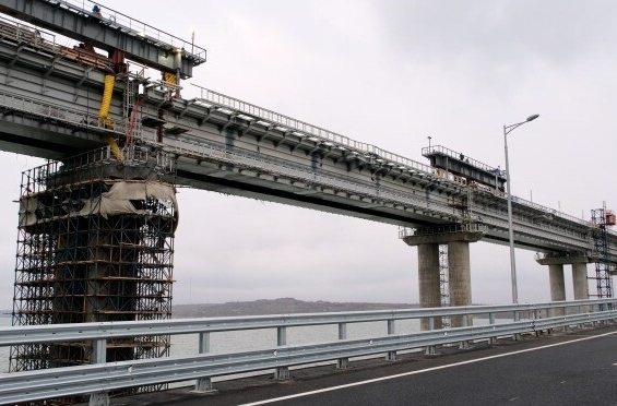 Строители устанавливают второй железнодорожный пролет на Крымском мосту - Хуснуллин
