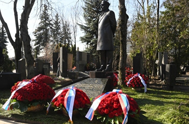 Памятник Жириновскому открыли на Новодевичьем кладбище