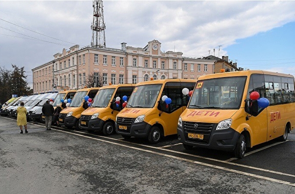 Муниципалитеты Тверской области получили три десятка школьных автобусов, машин скорой помощи и мобильных ФАПов