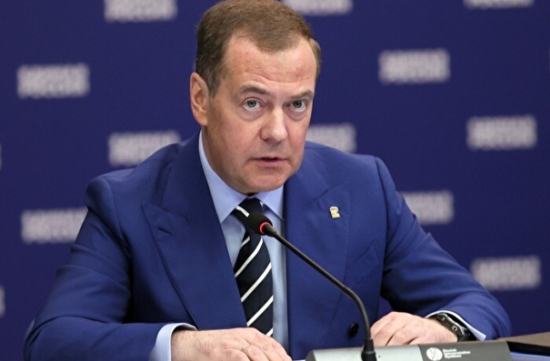 Медведев заявил о продолжении работы по доукомплектованию ВС РФ контрактниками