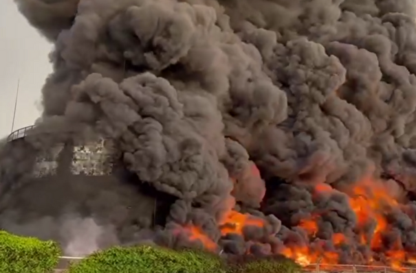 Резервуар с топливом загорелся в Севастополе после попадания беспилотника