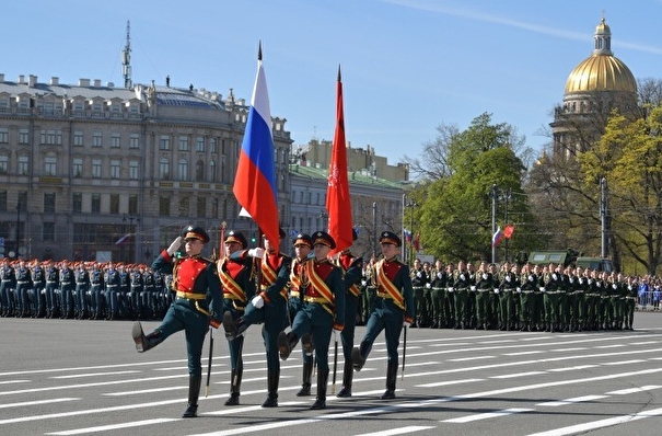 Парад Победы с участием 4 тыс. военнослужащих прошел в Петербурге