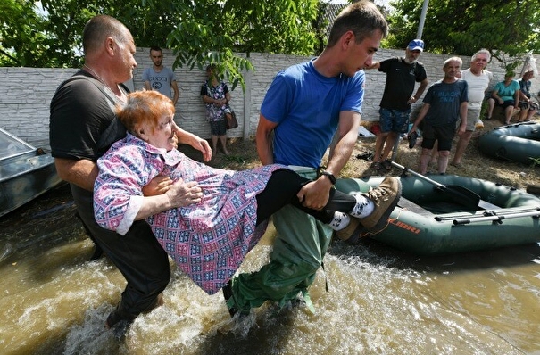 Сотрудники МЧС РФ спасли более 2,2 тыс. человек, пострадавших от наводнения в Херсонской области
