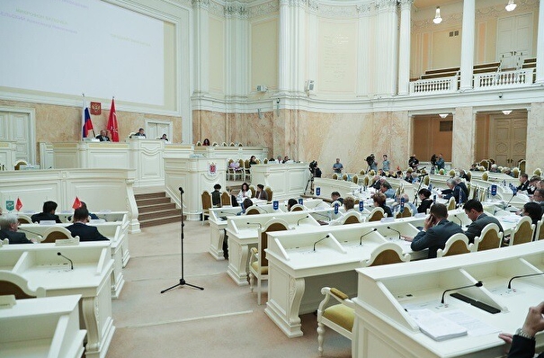 Петербургский парламент поддержал передачу без торгов городских зданий под школы и медучреждения