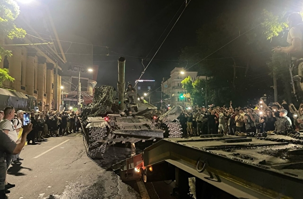 Группа "Вагнера" выводит свои танки и бронетехнику из Ростова-на-Дону