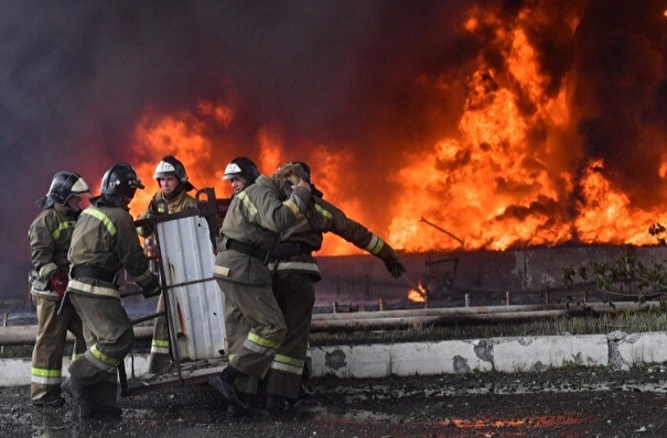Пожарным удается сдерживать распространение пламени на воронежской нефтебазе - МЧС
