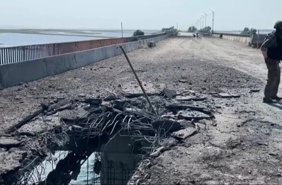 Строители приступили к ремонту поврежденного обстрелом моста между Крымом и Херсонской областью