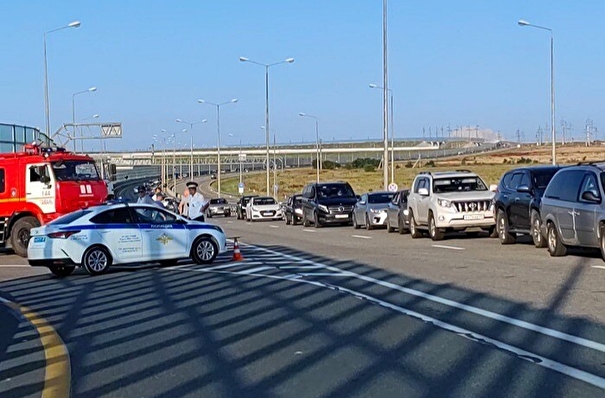 Очередь машин у Крымского моста со стороны Кубани выросла до 8 км - Минтранс Крыма