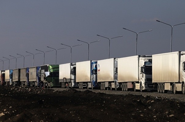 Более 350 грузовиков стоят в очереди на Керченскую переправу со стороны Кубани