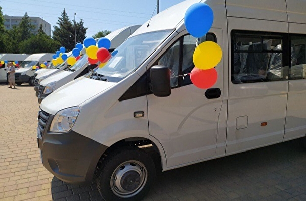 Более 150 многодетных семей Ростовской области получили от властей микроавтобусы за 12 лет