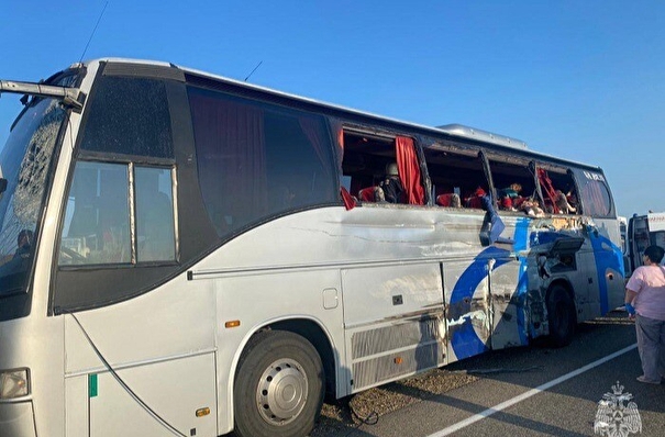 Одиннадцать пострадавших в ДТП с автобусом и грузовиком на Кубани, в том числе двое детей, находятся в больнице