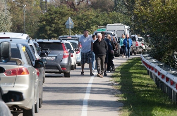 Пробка на подъезде к Крымскому мосту со стороны Кубани составляет около трех километров - власти