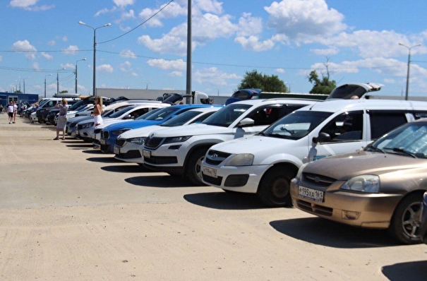 Более 80 грузовиков остаются на одной из накопительных парковок в Темрюкском районе Кубани, еще две площадки - пусты