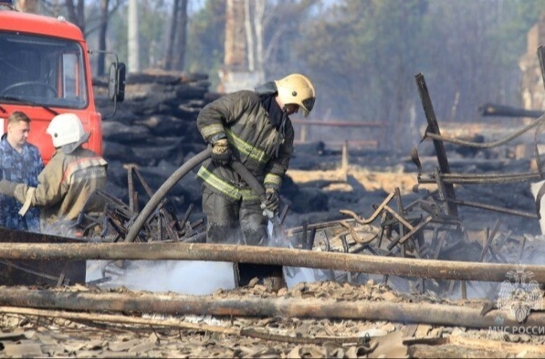 Около 20 населенных пунктов в 10 регионах РФ пострадали из-за пожаров, сгорело более 5 тыс. строений