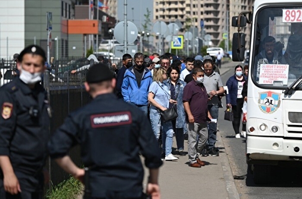 Сотни нелегальных мигрантов доставили в полицию по итогам рейда в Ленинградской области