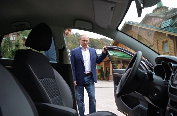 Путин: чиновники должны ездить на российских машинах, госзакупок иномарок быть не должно