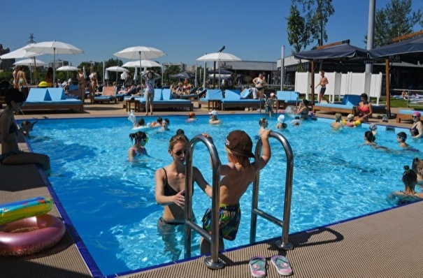 Порядка десяти летних бассейнов с подогревом планируют запустить в следующем году в Москве
