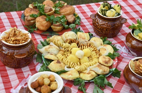 Жареным картофелем, приготовленном на гигантских сковородках, угостят гостей праздника в Тюменской области