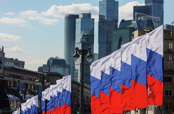Москву украсили ко Дню Государственного флага