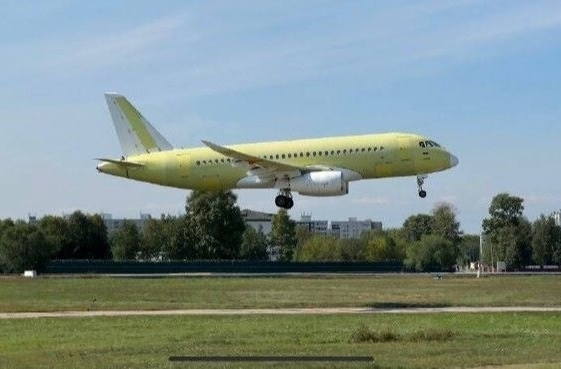 Опытный образец российского импортозамещенного самолета SJ-100 совершил первый полет