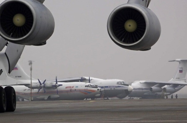 Военно-транспортные самолеты Ил-76 загорелись в аэропорту Пскова после атаки БПЛА, в среду будут отменены все рейсы для оценки повреждений ВПП