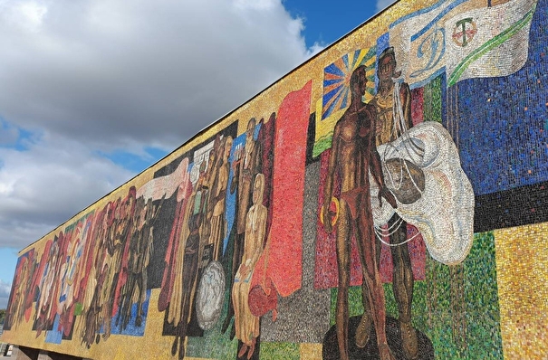 Мозаичную стелу-панно "Радость труда" отреставрировали в Тольятти