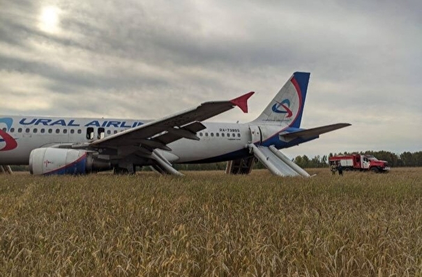Airbus "Уральских авиалинии" приземлился на грунт в Новосибирской области, пострадавших нет - МЧС