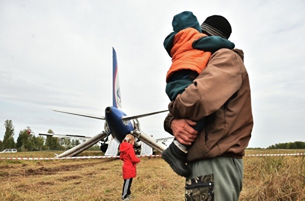 "Уральские авиалинии" перечислили компенсацию более 70 пассажирам севшего на поле самолета
