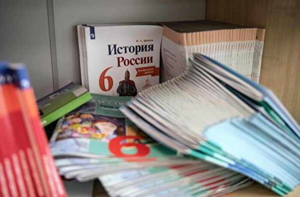 Глава Минпросвещения РФ: Речи о переходе на электронные учебники не идет