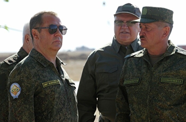Медведев заявил о росте числа военнослужащих-контрактников в РФ
