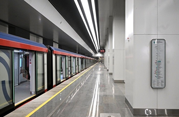 На станции метро "Печатники" пустой поезд врезался в стоявший состав, пострадал машинист