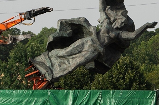 Парламент Петербурга предлагает вывозить в РФ сносимые за границей памятники