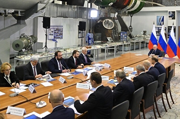 Путин: зарплату работников космической отрасли надо повышать
