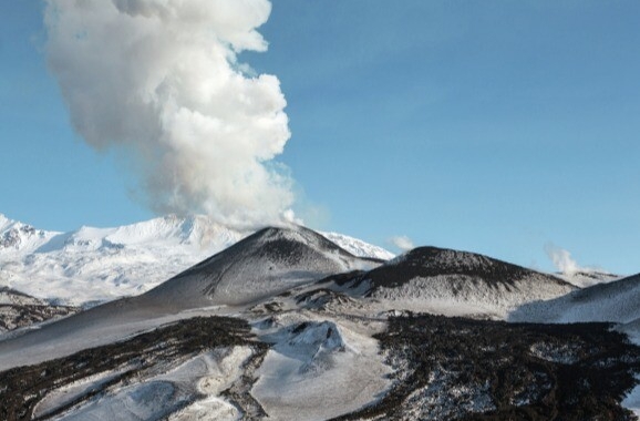 Ключевской вулкан на Камчатке выбросил столб пепла высотой 11 км