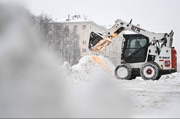 Уже более 300 спецмашин отправили в Свердловской области на борьбу со снегопадом