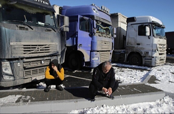 Число ожидающих выезда из России в Грузию грузовиков достигло 2,1 тыс