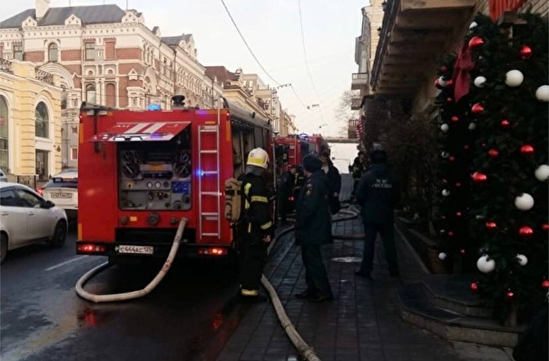 Два десятка человек эвакуировали из загоревшегося кафе во Владивостоке