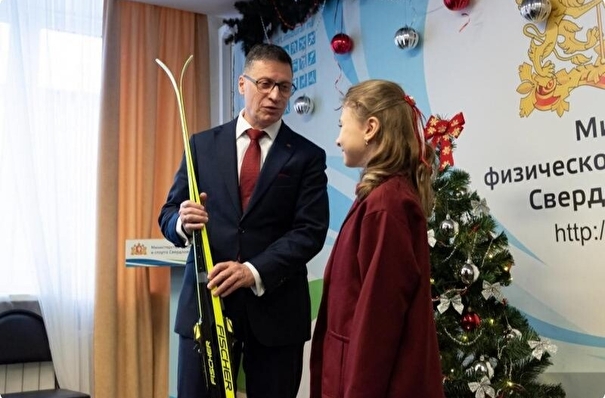 Путин подарил свердловской школьнице лыжи на Новый год