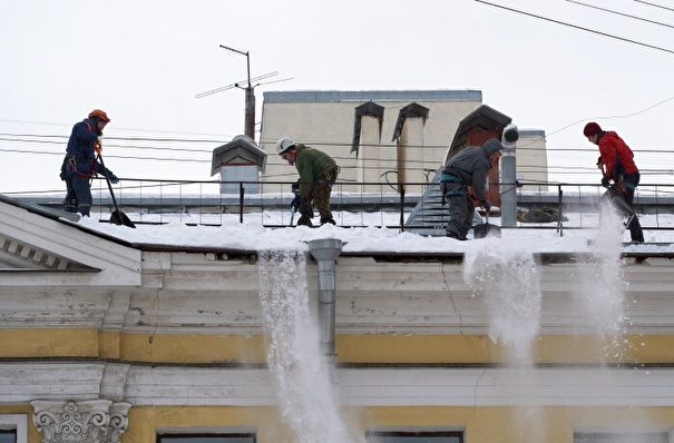 Треть домов Петербурга убирали от снега и льда с нарушениями - инспекция