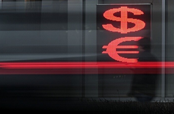 Евро опустился ниже 97 рублей, доллар — ниже 88 рублей