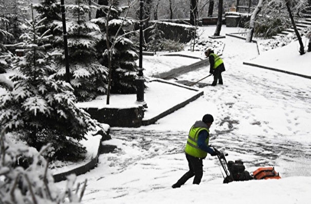 Омский губернатор поручил усилить работу по уборке городских улиц от снега