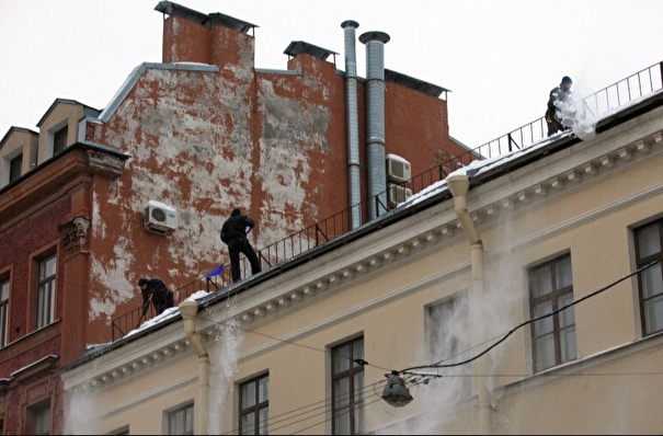 Почти 5 тыс. крыш очистили от снега в Петербурге за пять дней