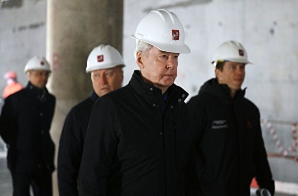 начальник службы сцб московского метрополитена. метрострой мотовоз. пассажиры в метро. путейцы метрополитена. люди в метро стоят.