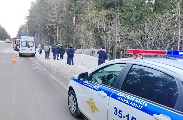 Три человека погибли при столкновении машины с автобусом в Свердловской области