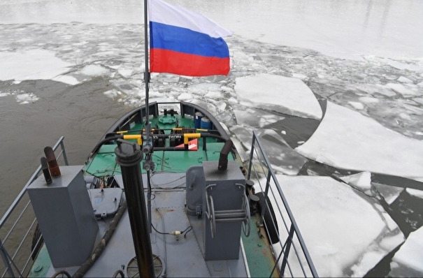 Спасатели вывели танкер "Остров Сахалин" из льдов Охотского моря к чистой воде