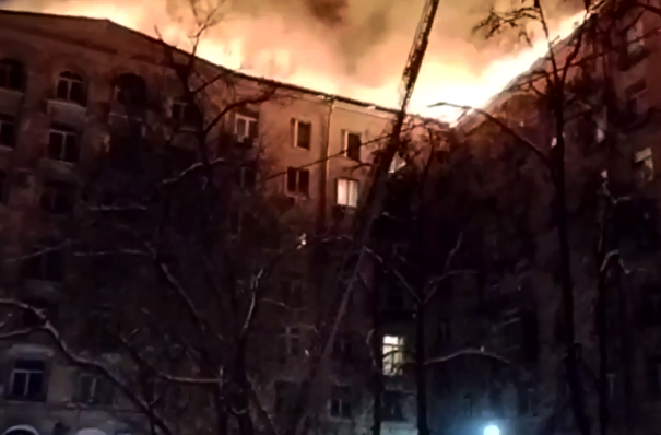 МЧС РФ: пожар в жилом доме на севере Москвы полностью ликвидирован