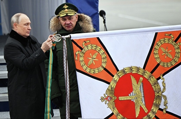 Путин вручил ордена воинским частям ВКС
