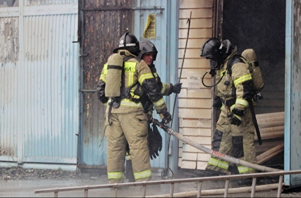 Пожар площадью 700 кв. м. тушат на складе гипермаркета в Приморье - МЧС