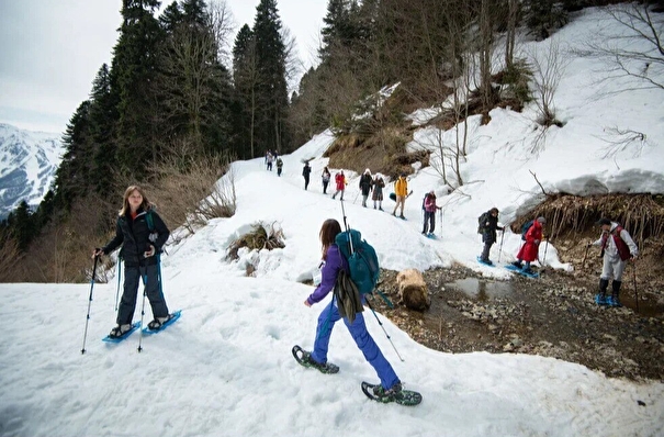 Сорок участников фестиваля молодежи совершили поход на снегоступах в Сочи